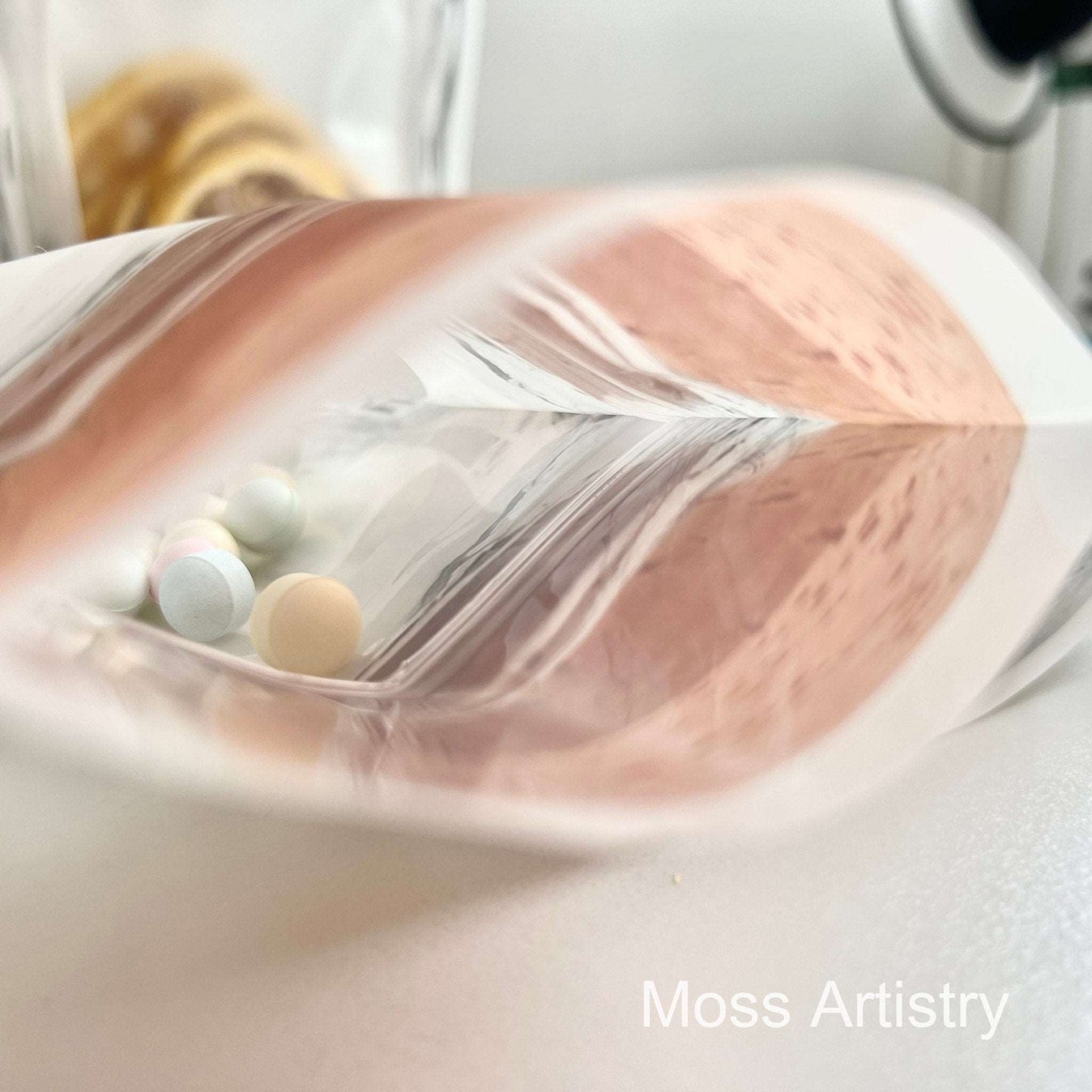 Reusable Airtight Mason Jar Ziplock Bags - Food Storage Solution with
AIRTIGHT ZIPLOCK DESIGN:
Our reusable jar bags feature an airtight zipper design that effectively prevents air from entering the bag. With its smellproof and moistu