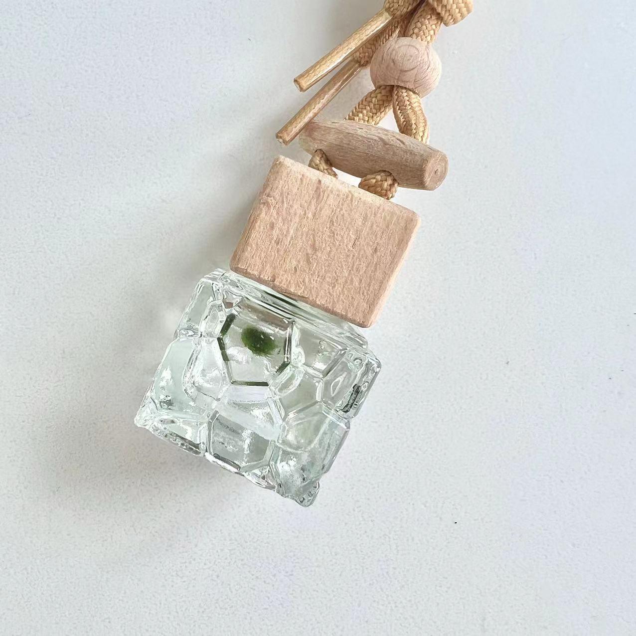 Mini Baby Marimo Moss BallSpecification:
Marimo Live Moss Ball * 1
Glass Bottle * 1
Name Card * 1
Simple Care Instruction * 1 - daily use
Fresh-arrival Care Instruction * 1 
Perfect gift for