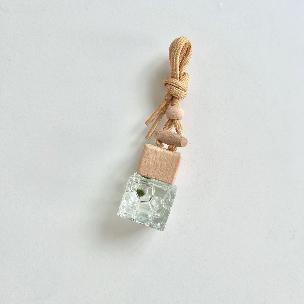 Mini Baby Marimo Moss BallSpecification:
Marimo Live Moss Ball * 1
Glass Bottle * 1
Name Card * 1
Simple Care Instruction * 1 - daily use
Fresh-arrival Care Instruction * 1 
Perfect gift for