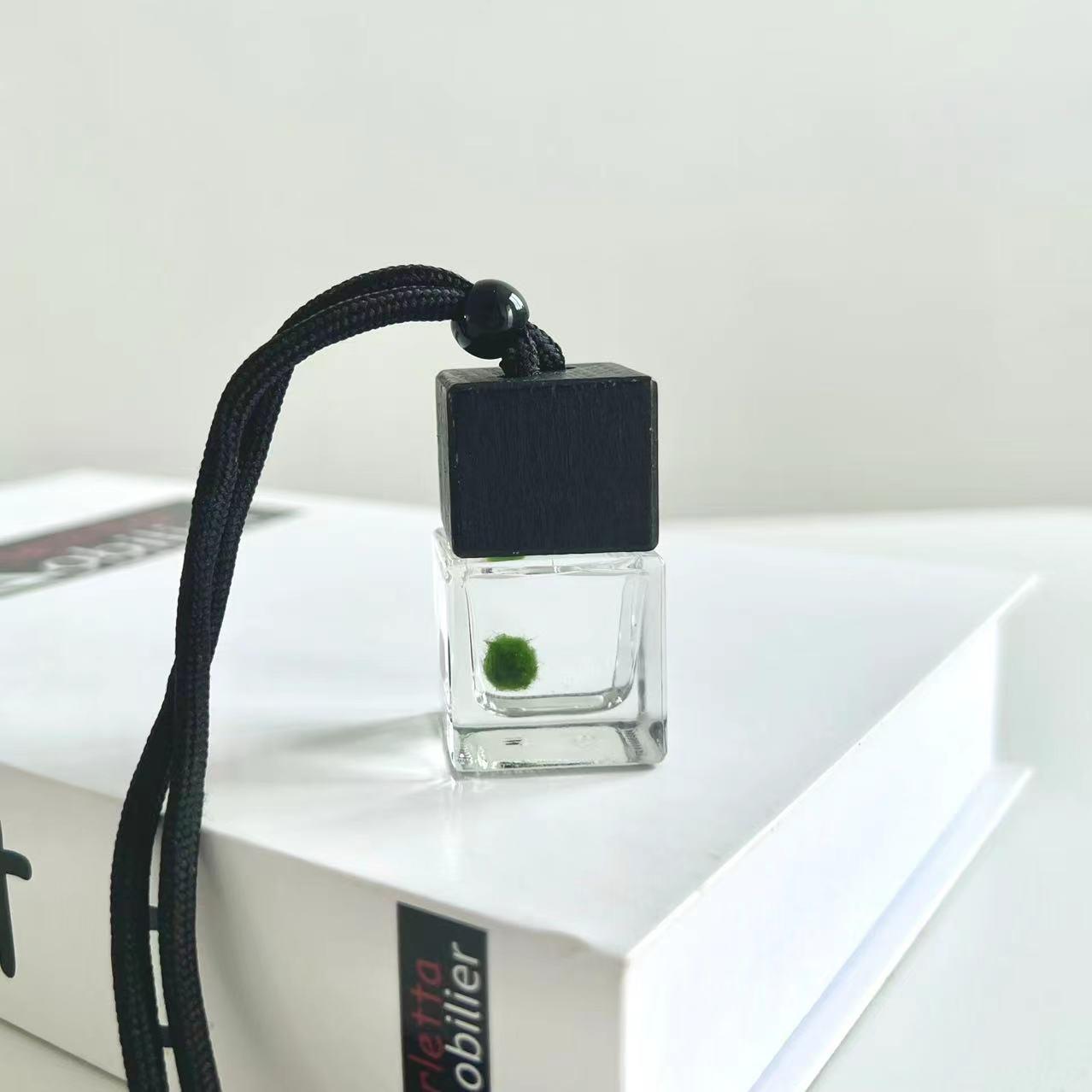 Mini Baby Marimo Moss BallSpecification:
Marimo Live Moss Ball * 1
Glass Bottle * 1
Name Card * 1
Simple Care Instruction * 1 - daily use
Fresh-arrival Care Instruction * 1 

Perfect gift for