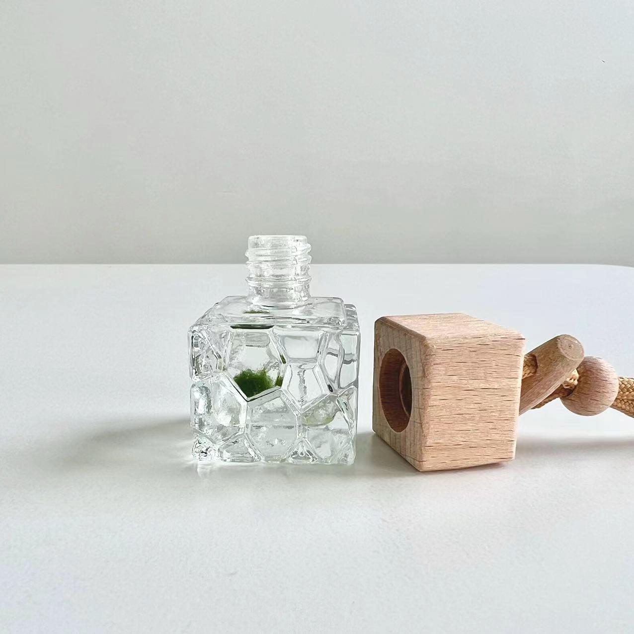 Mini Baby Marimo Moss BallSpecification:
Marimo Live Moss Ball * 1
Glass Bottle * 1
Name Card * 1
Simple Care Instruction * 1 - daily use
Fresh-arrival Care Instruction * 1 

Perfect gift for