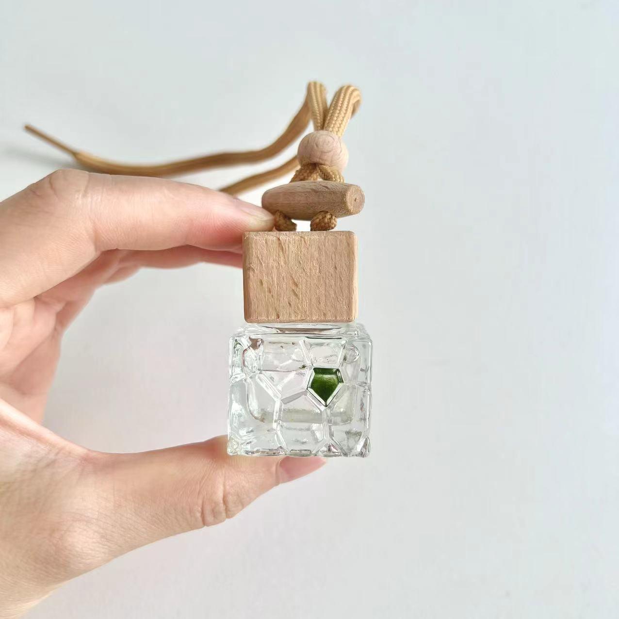 Mini Baby Marimo Moss BallSpecification:
Marimo Live Moss Ball * 1
Glass Bottle * 1
Name Card * 1
Simple Care Instruction * 1 - daily use
Fresh-arrival Care Instruction * 1 

Perfect gift for